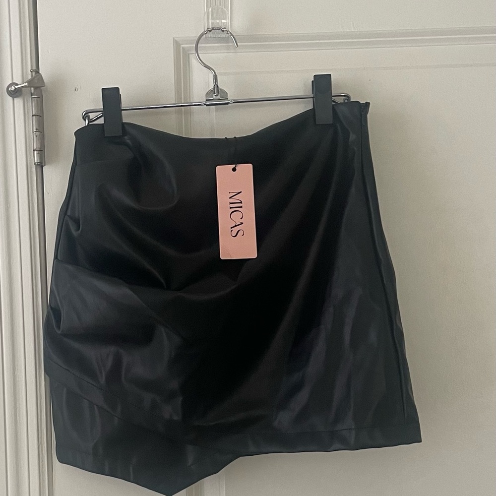 MICAS Black FAUX LEATHER Skirt . NWT. SIZE Medium - Side Zipper